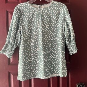 Green and white 3/4 sleeve top.